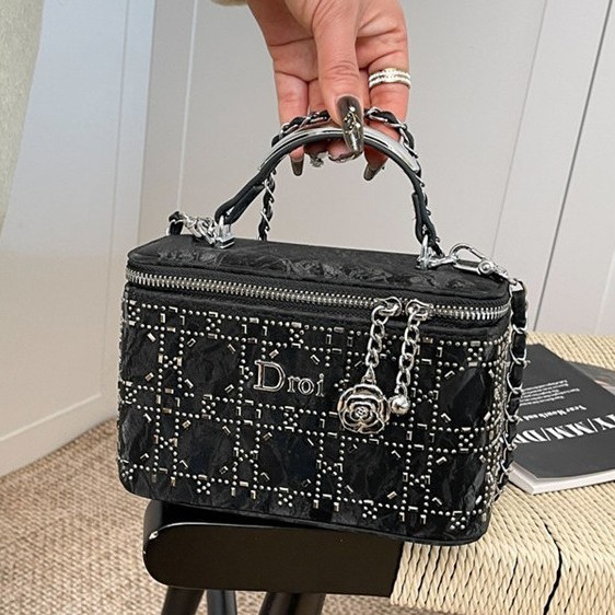 Korean style fashionable single shoulder underarm bag for women in summer 2025, simple crossbody bag, versatile chain small square bag