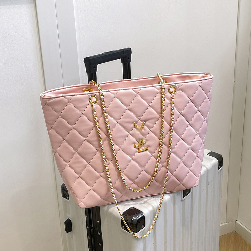 Bags2025 new women's bag large capacity tote bag European and American fashion diamond grid chain shoulder bag Cross border foreign trade bag Bags2025 new women's bag large capacity tote bag European and American fashion diamond grid chain shoulder bag Cross border foreign trade bag