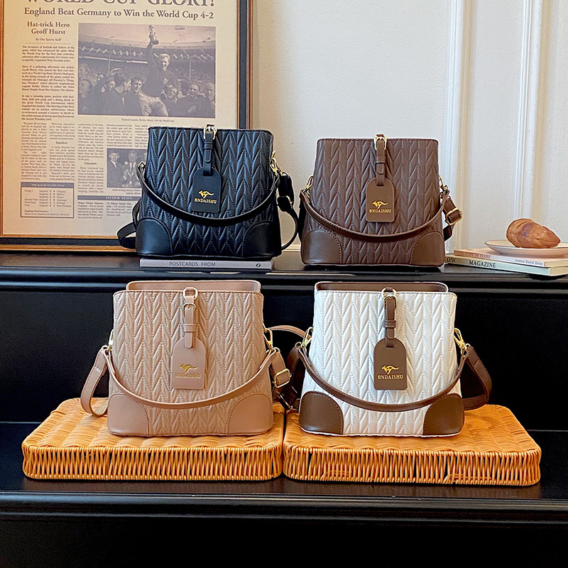 2026 New Shoulder Bag for Women, Large Capacity Commuter Shoulder Bucket Bag, Versatile, High Quality Texture Small Bag