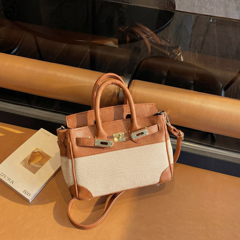 Color blocking handheld platinum bag for women 2026 new large capacity shoulder bag, fashionable light luxury crossbody bag, spot wholesale