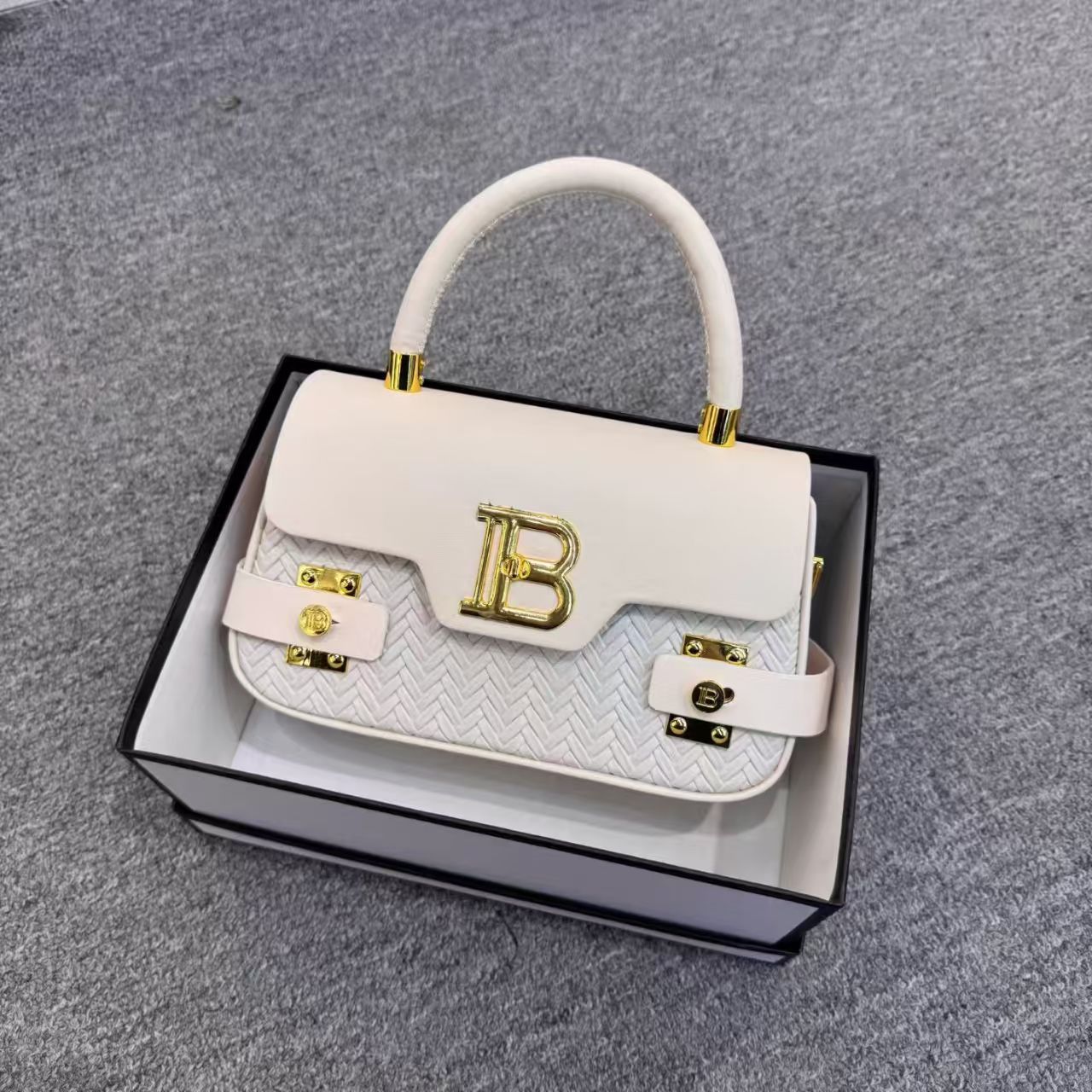 Cross border high-end design women's bag 2026 new casual commuting practical versatile hand-held shoulder crossbody bag Cross border high-end design women's bag 2026 new casual commuting practical versatile hand-held shoulder crossbody bag