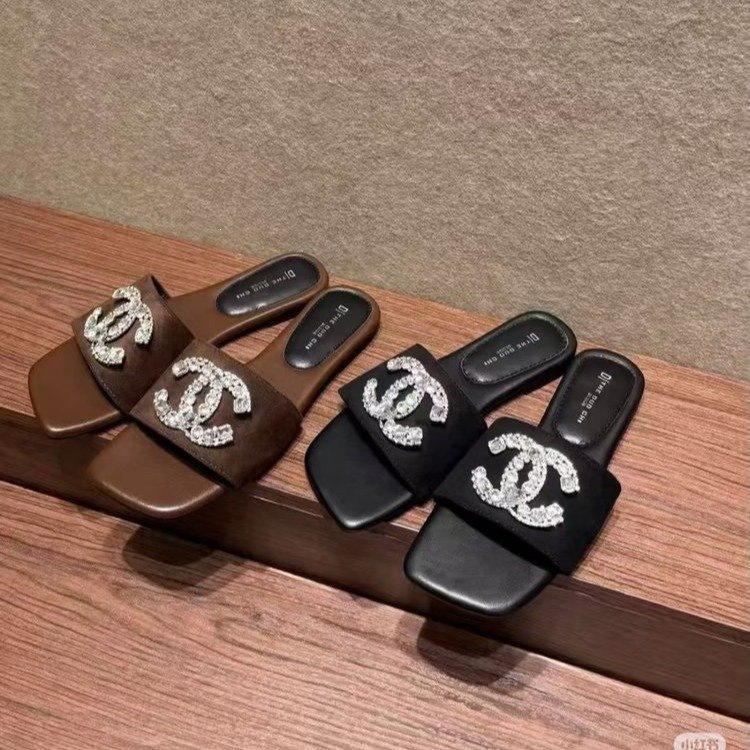 Transparent rhinestone flat slippers for women, women's outdoor wear, 2026 summer new item, versatile, one-piece, sexy sandals for women in stock
