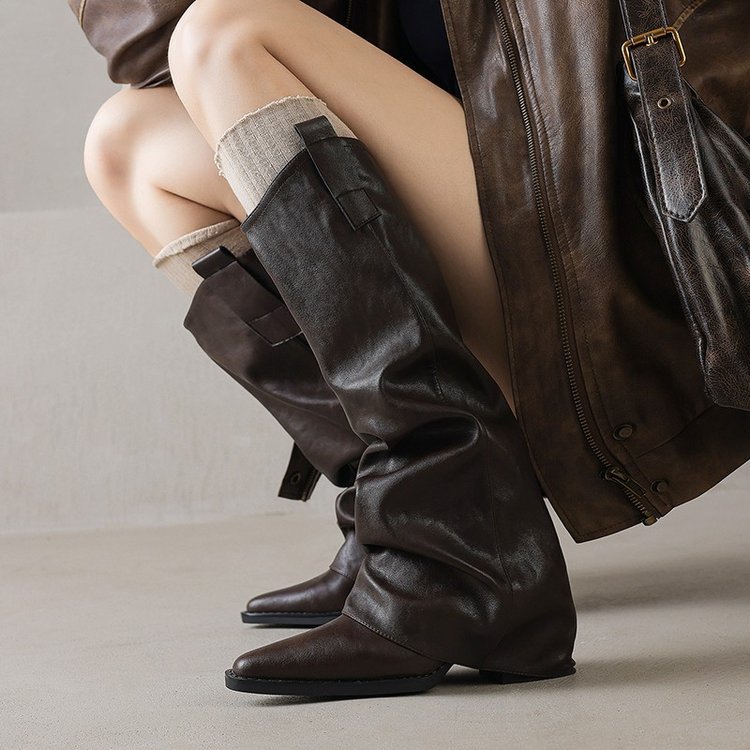Black straight leg pants, tube boots, women's boots, can't fit over the knee, pointed knight boots, high rise boots, V-neck western boots