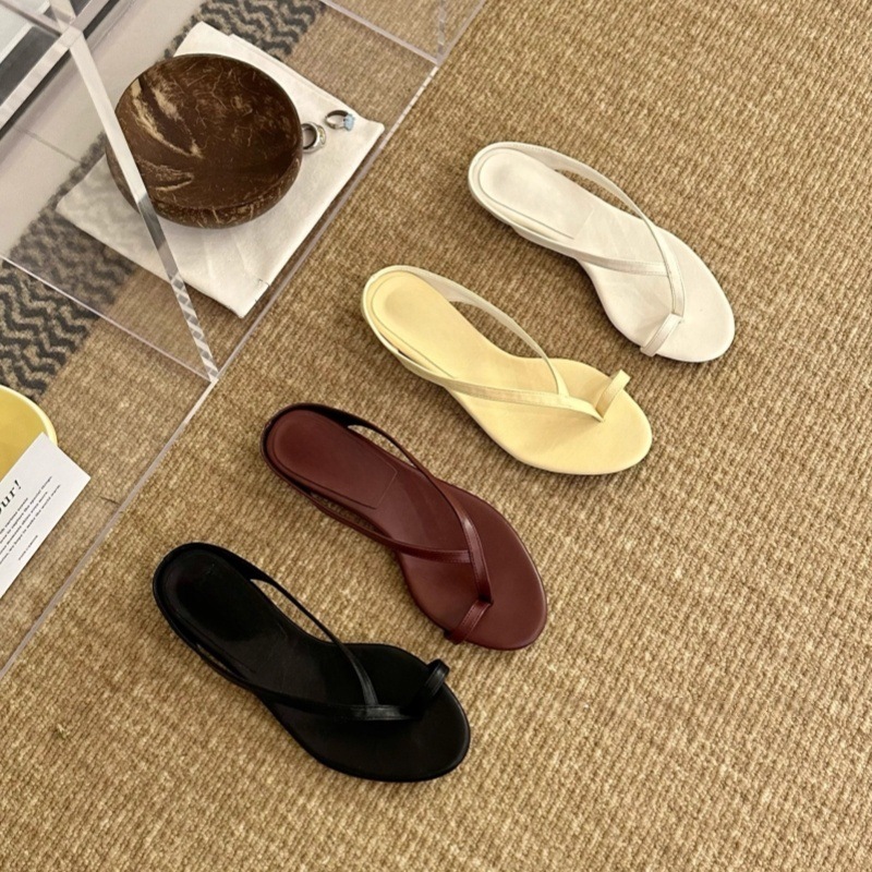 Small niche design low heel clip toe flip flops for women in summer 2026, with exposed toe casual sandals and a casual temperament