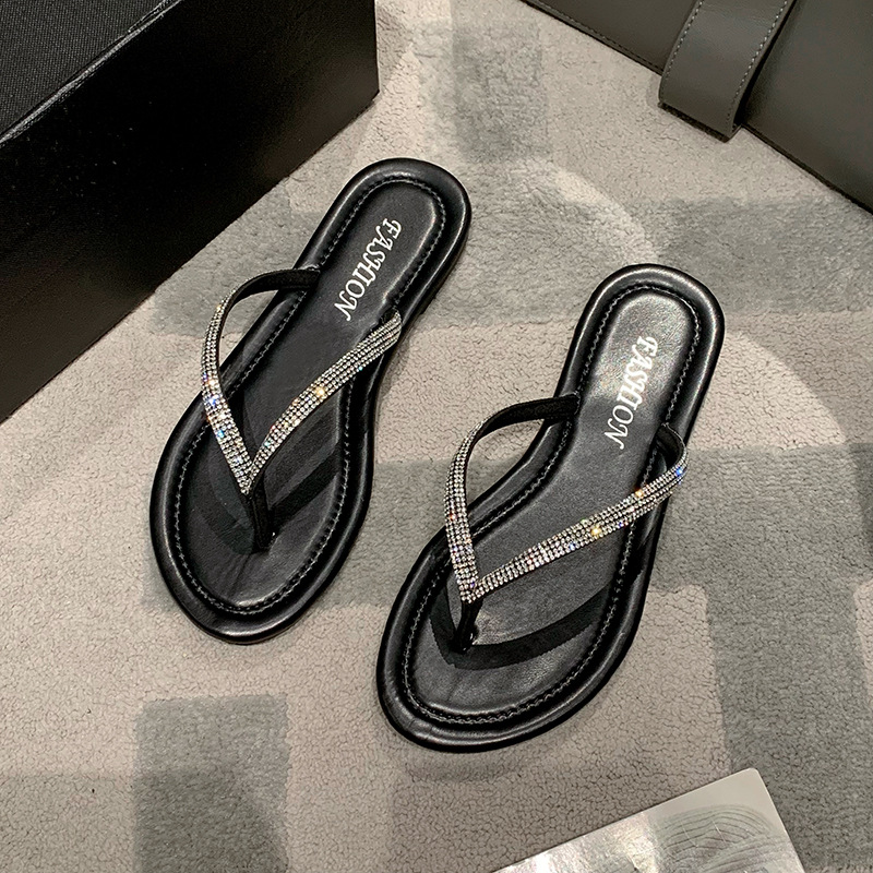 Women's flip flops for summer 2026, with rhinestone flat heel and toe clip, round head, suitable for outdoor wear. Foreign trade women's shoes, large size, cross-border