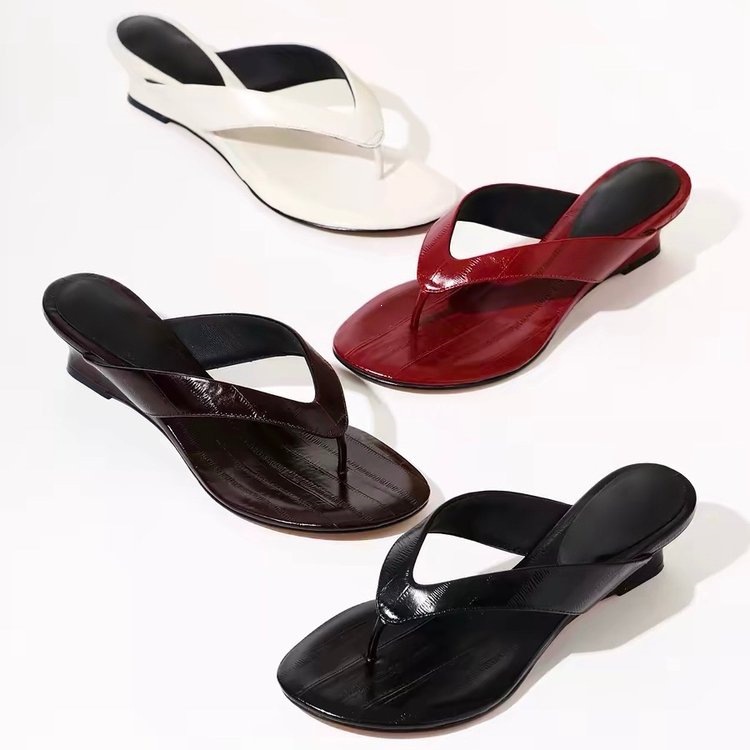 French style wedge and clip on flip flops for women's outdoor wear, fashionable and versatile, simple to match with skirts, beach and beach sandals in stock