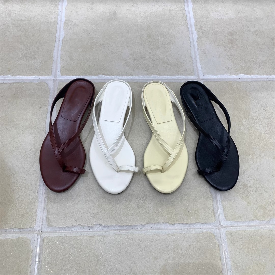 Low heeled flip flops with niche design for women in the summer of 2026, featuring a new style with clipped toes and exposed toes. These casual sandals exude a cool and elegant vibe