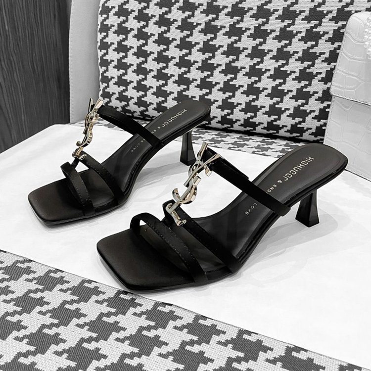 Yang Shulin's square toed fashion sandals are suitable for women's outdoor wear. They are a new summer style slim heeled one-piece slipper with stylish high heels