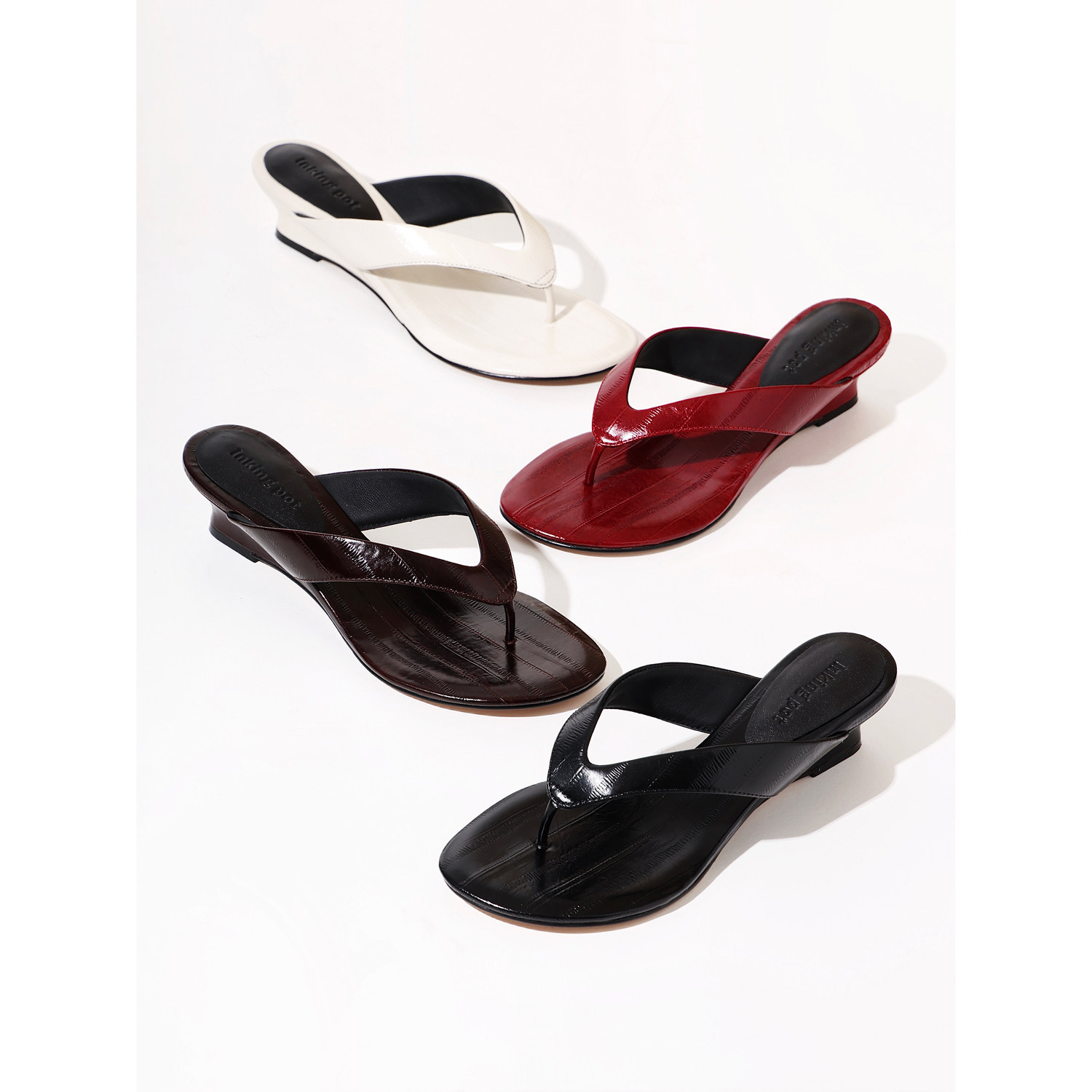 French style comfortable wedge heel flip flops for women in the summer of 2026, new style for outdoor wear, niche fashion, spicy girl's toe sandals