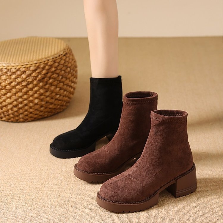 Large size early autumn thick soled Martin boots for women 2026 European hot items autumn and winter high heels thick heel brown super hot short boots