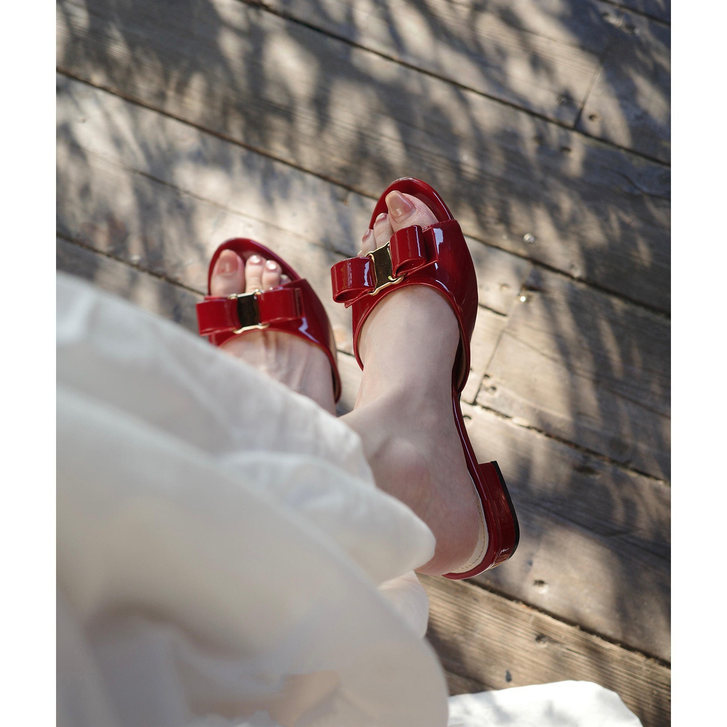 Exquisite red open toed slippers for summer 2026, versatile and stylish for outdoor wear. Lacquer leather French style sandals exude a sense of luxury